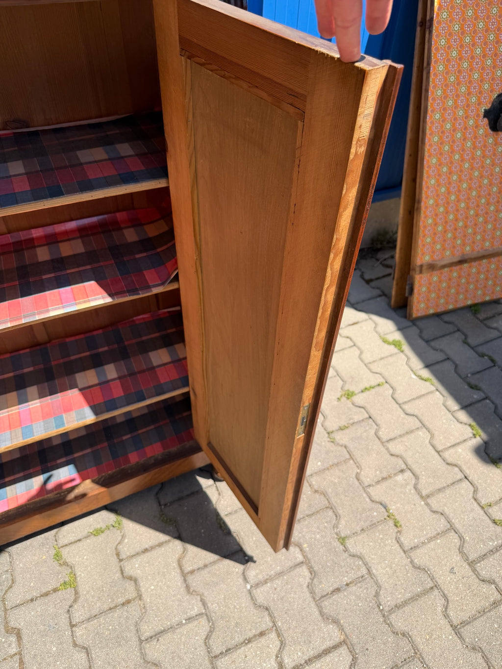 Vertiko Gründerzeit um 1890, Nussbaum und Wurzelnuss furniert, mit Etagere