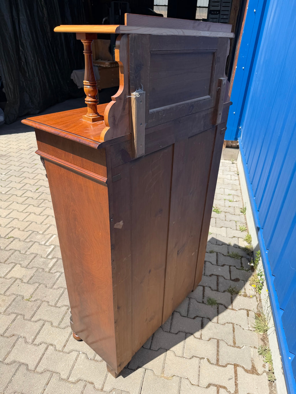 Vertiko Gründerzeit um 1890, Nussbaum und Wurzelnuss furniert, mit Etagere