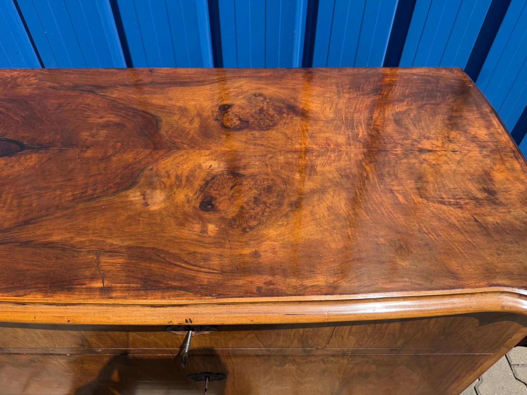 Kommode Louis Philippe um 1870, Nussbaum und Wurzelnuss furniert, restauriert