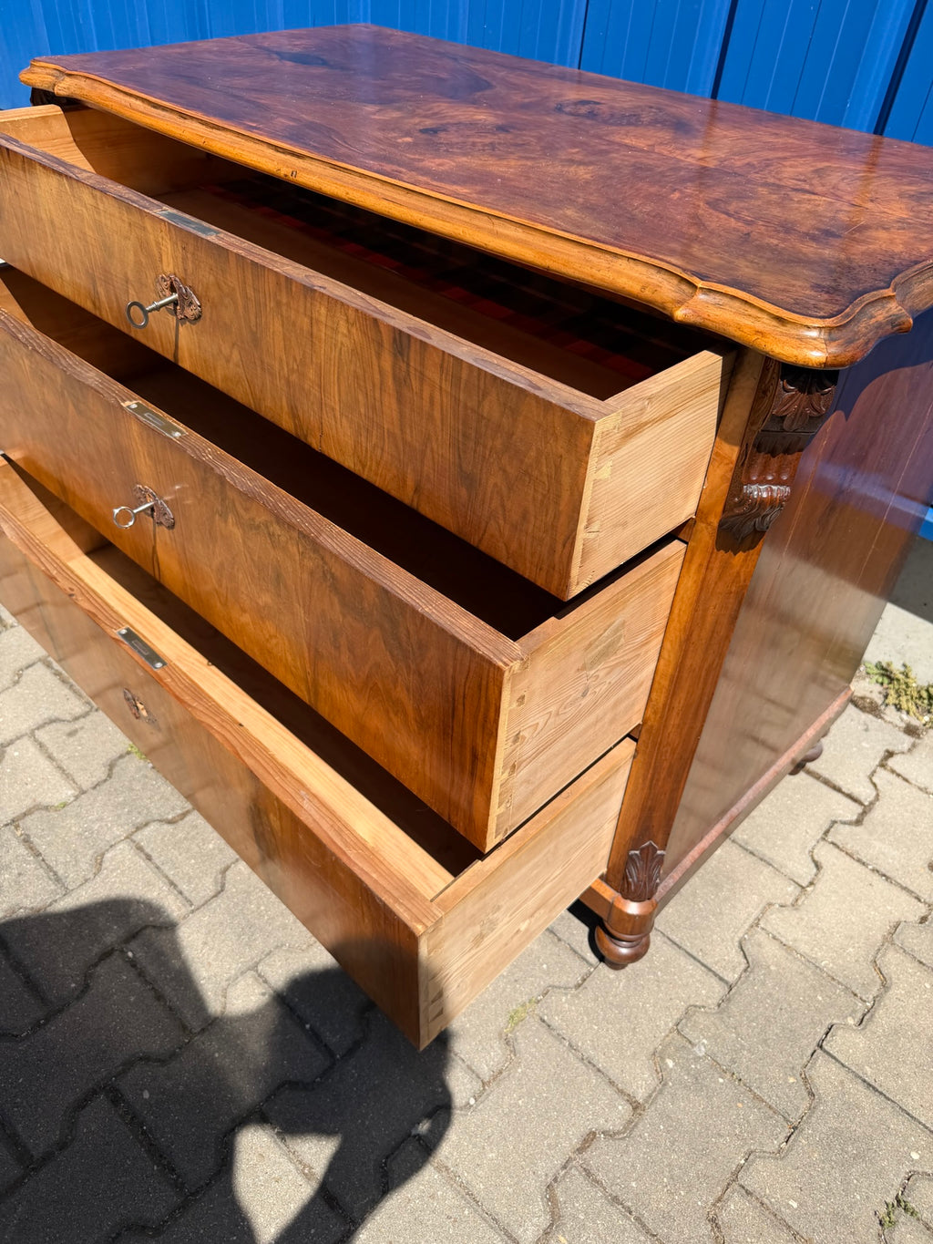 Kommode Louis Philippe um 1870, Nussbaum und Wurzelnuss furniert, restauriert