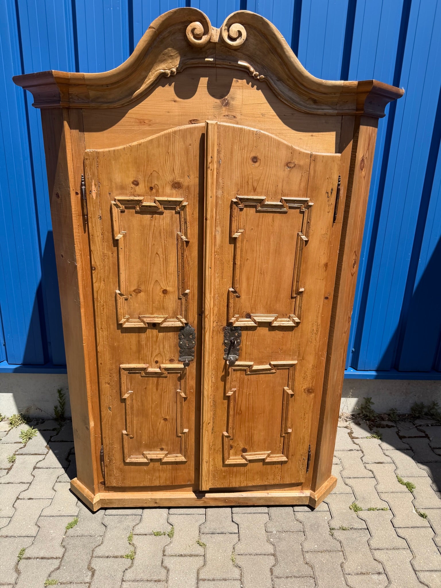 Bauernschrank Barock um 1760/1780, Weichholz mit Volutengiebel, überarbeitet