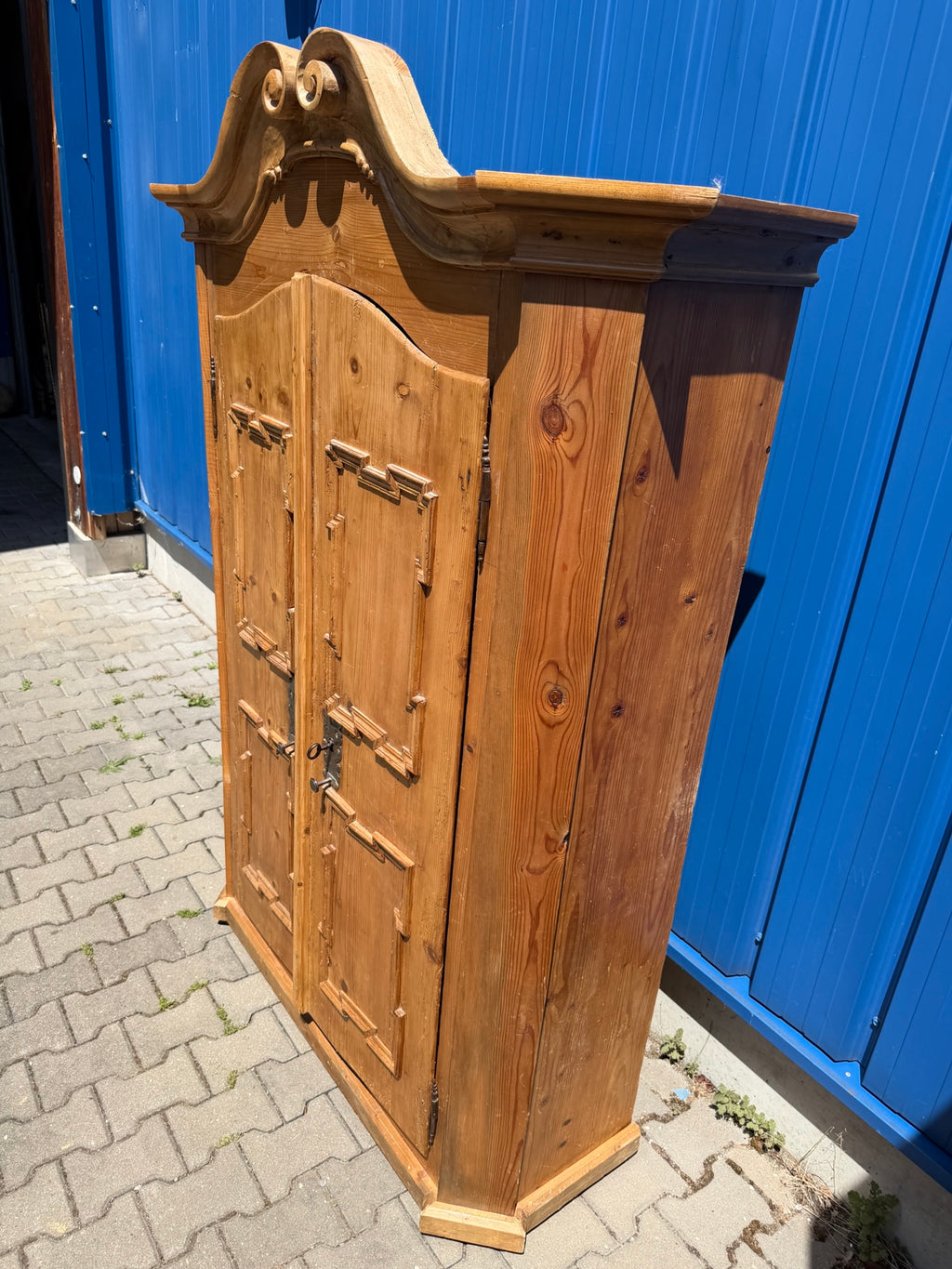 Bauernschrank Barock um 1760/1780, Weichholz mit Volutengiebel, überarbeitet