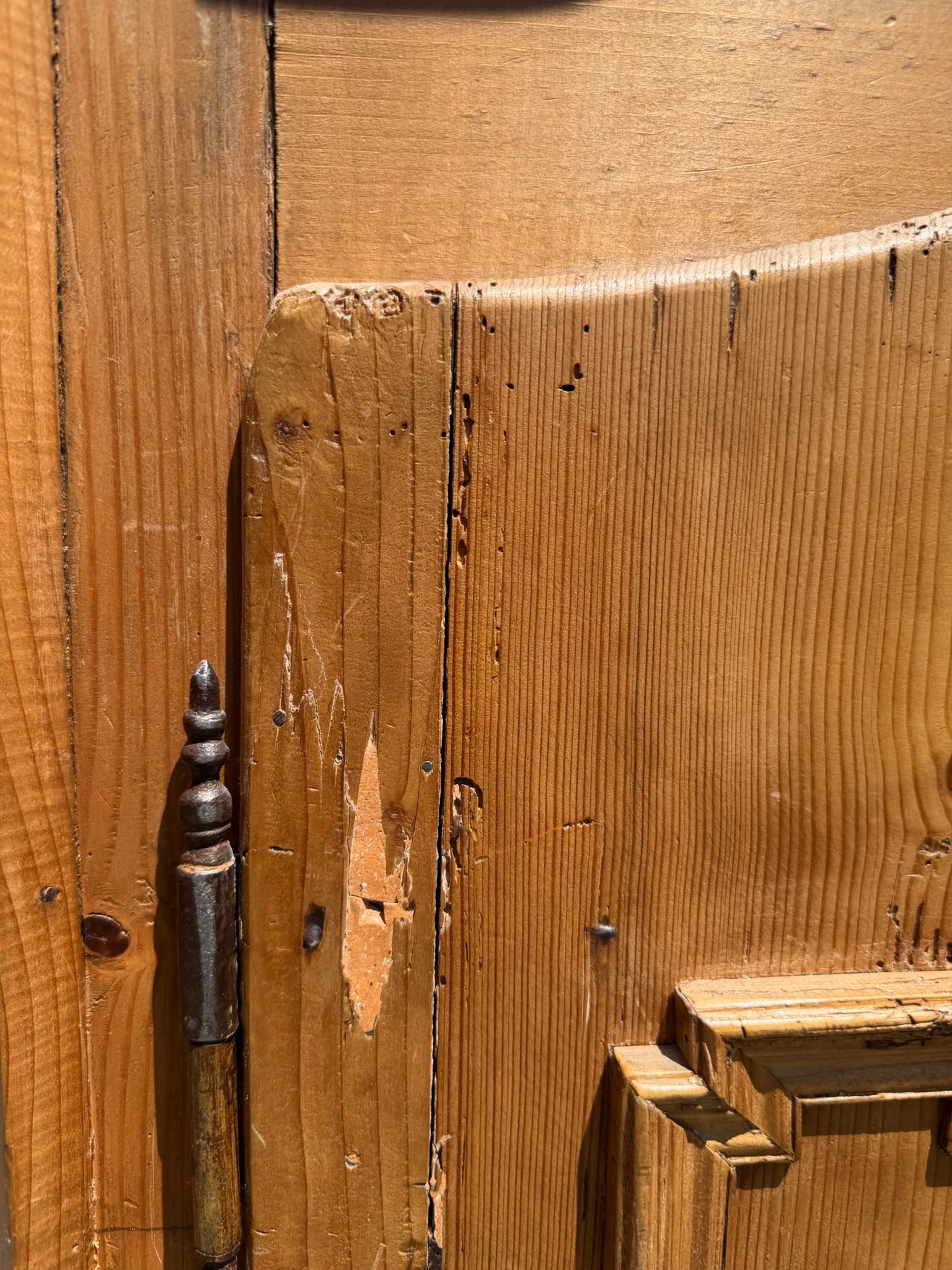 Bauernschrank Barock um 1760/1780, Weichholz mit Volutengiebel, überarbeitet