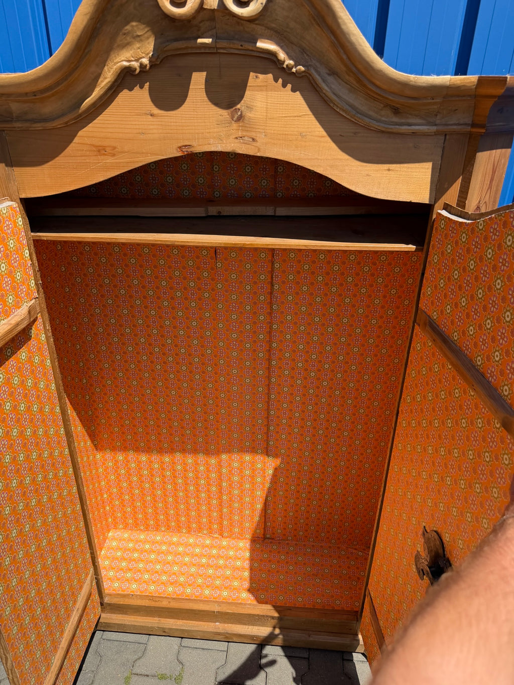 Bauernschrank Barock um 1760/1780, Weichholz mit Volutengiebel, überarbeitet