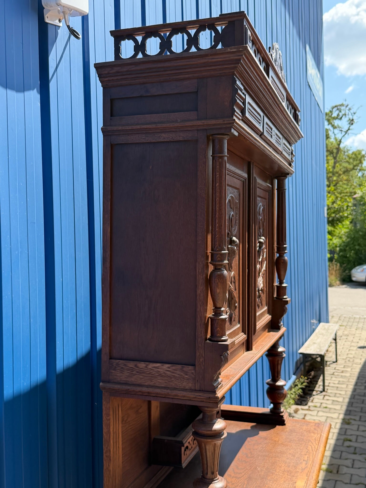 Buffet Henri II, Eiche, um 1880, dreiteilig mit originaler Krone
