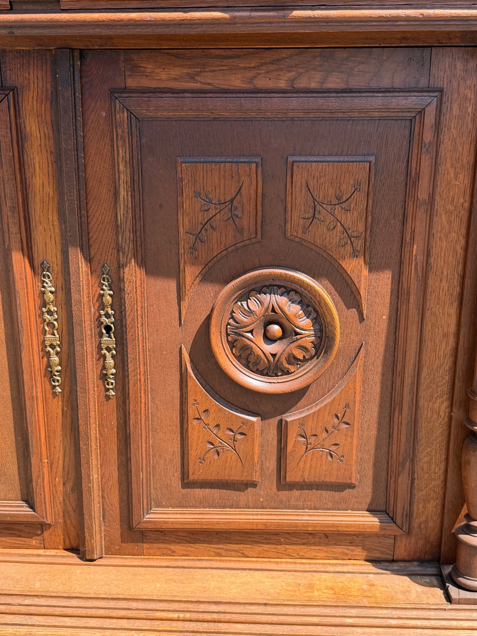 Buffet Henri II, Eiche, um 1880, dreiteilig mit originaler Krone