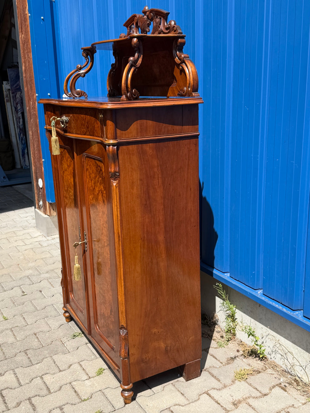 Vertiko Louis Philippe um 1860, Nussbaum und Wurzelnuss, mit Aufsatz