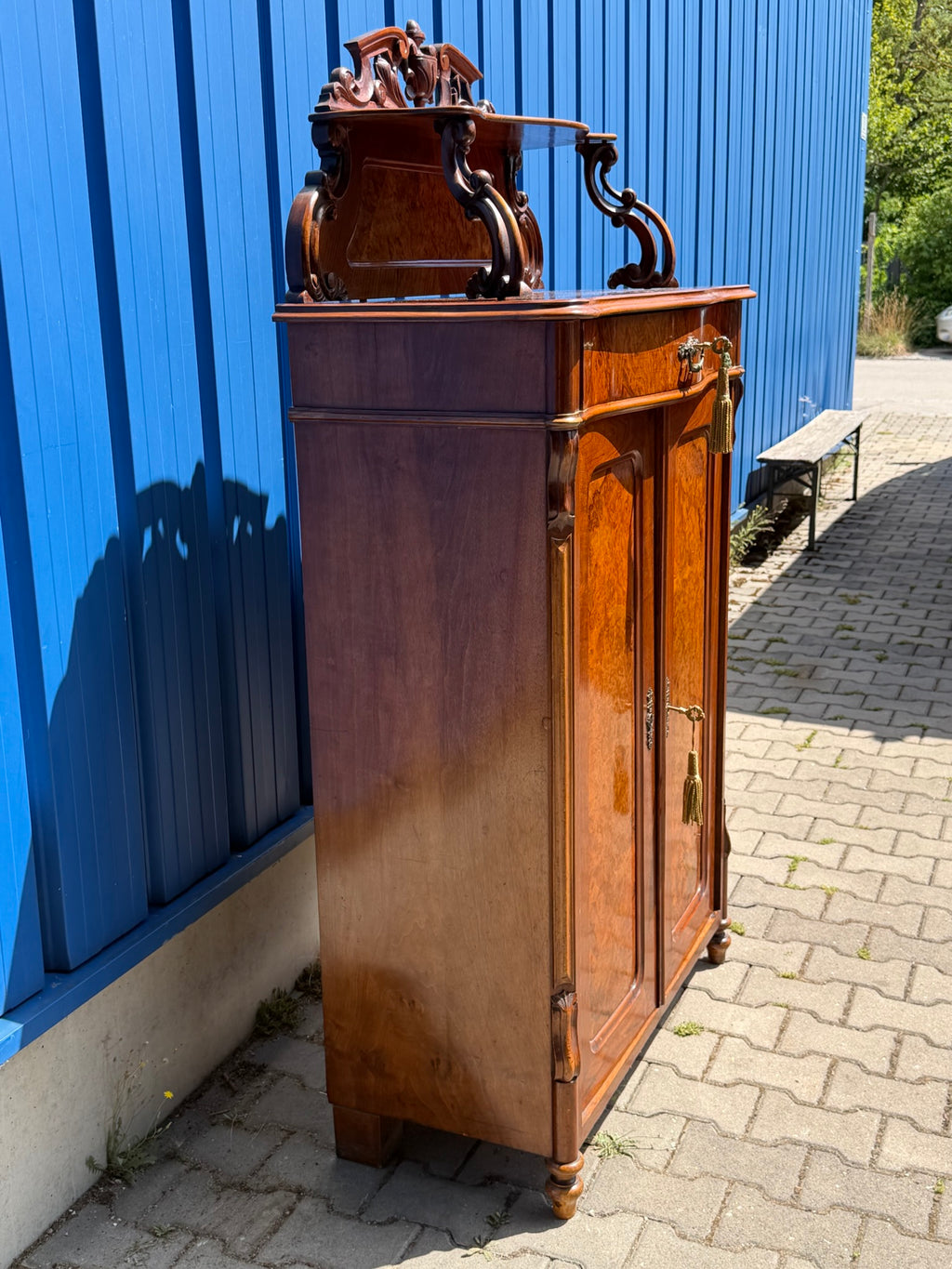 Vertiko Louis Philippe um 1860, Nussbaum und Wurzelnuss, mit Aufsatz