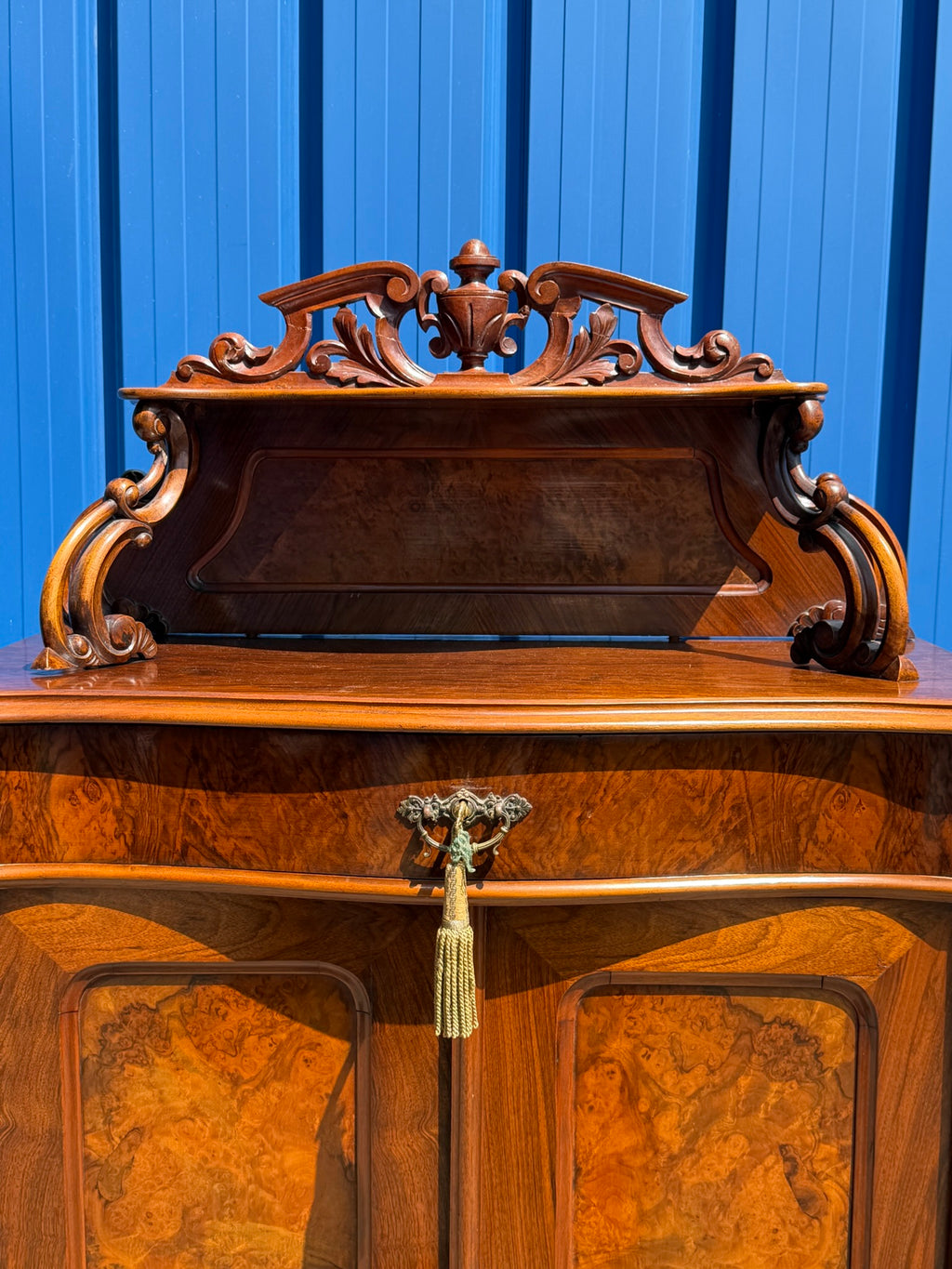 Vertiko Louis Philippe um 1860, Nussbaum und Wurzelnuss, mit Aufsatz