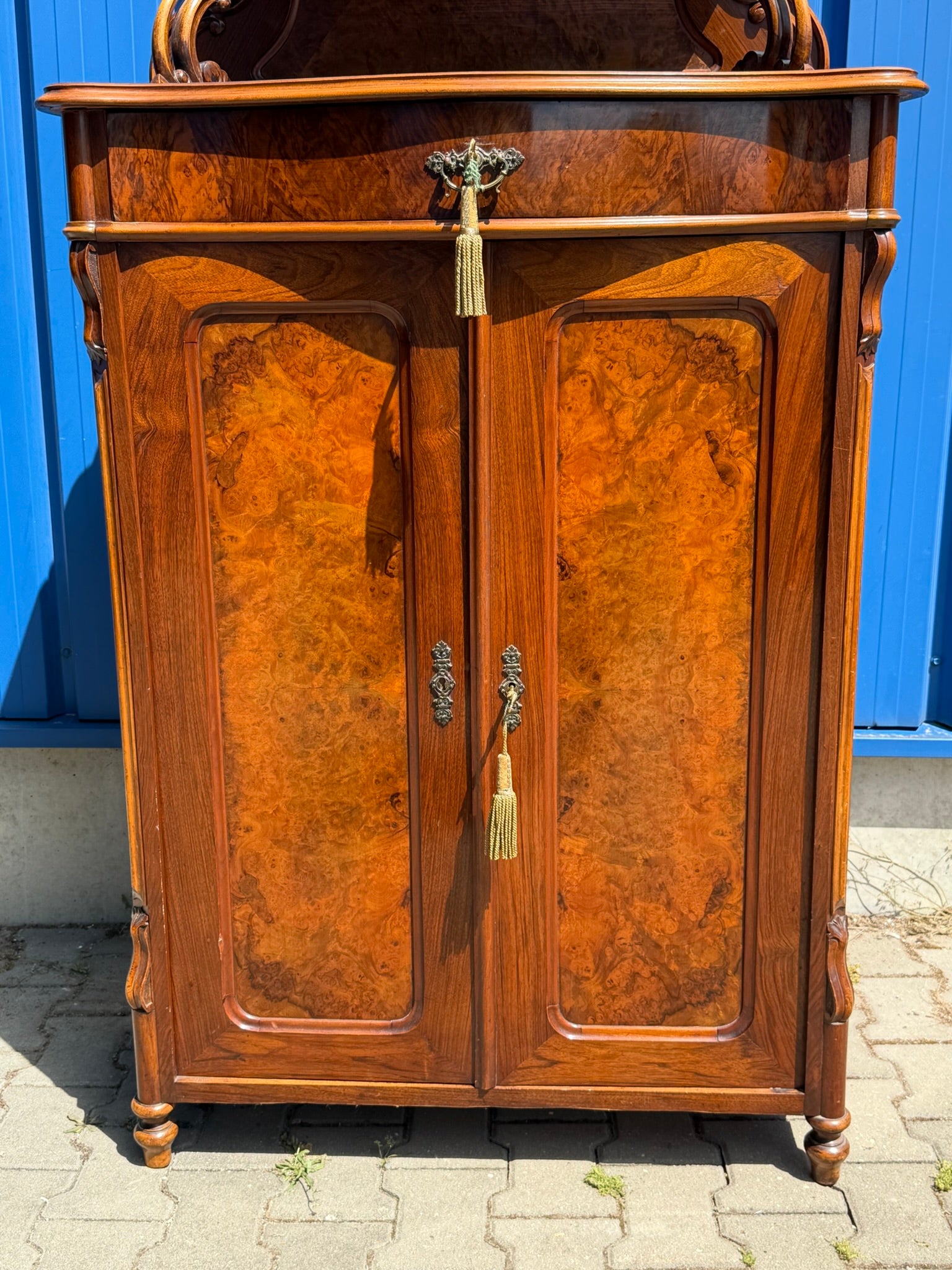 Vertiko Louis Philippe um 1860, Nussbaum und Wurzelnuss, mit Aufsatz