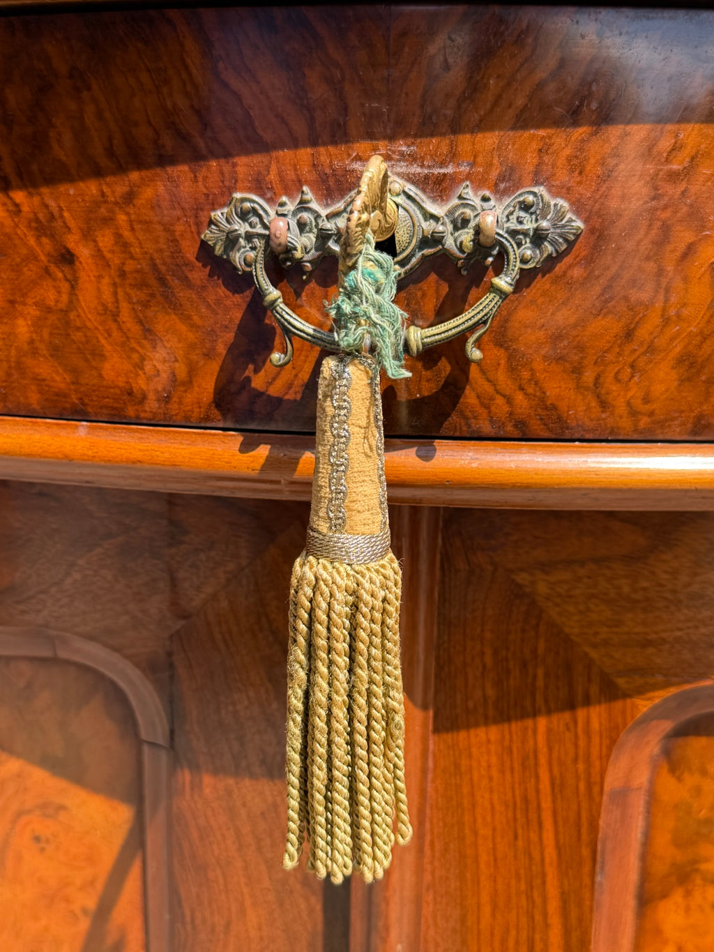 Vertiko Louis Philippe um 1860, Nussbaum und Wurzelnuss, mit Aufsatz
