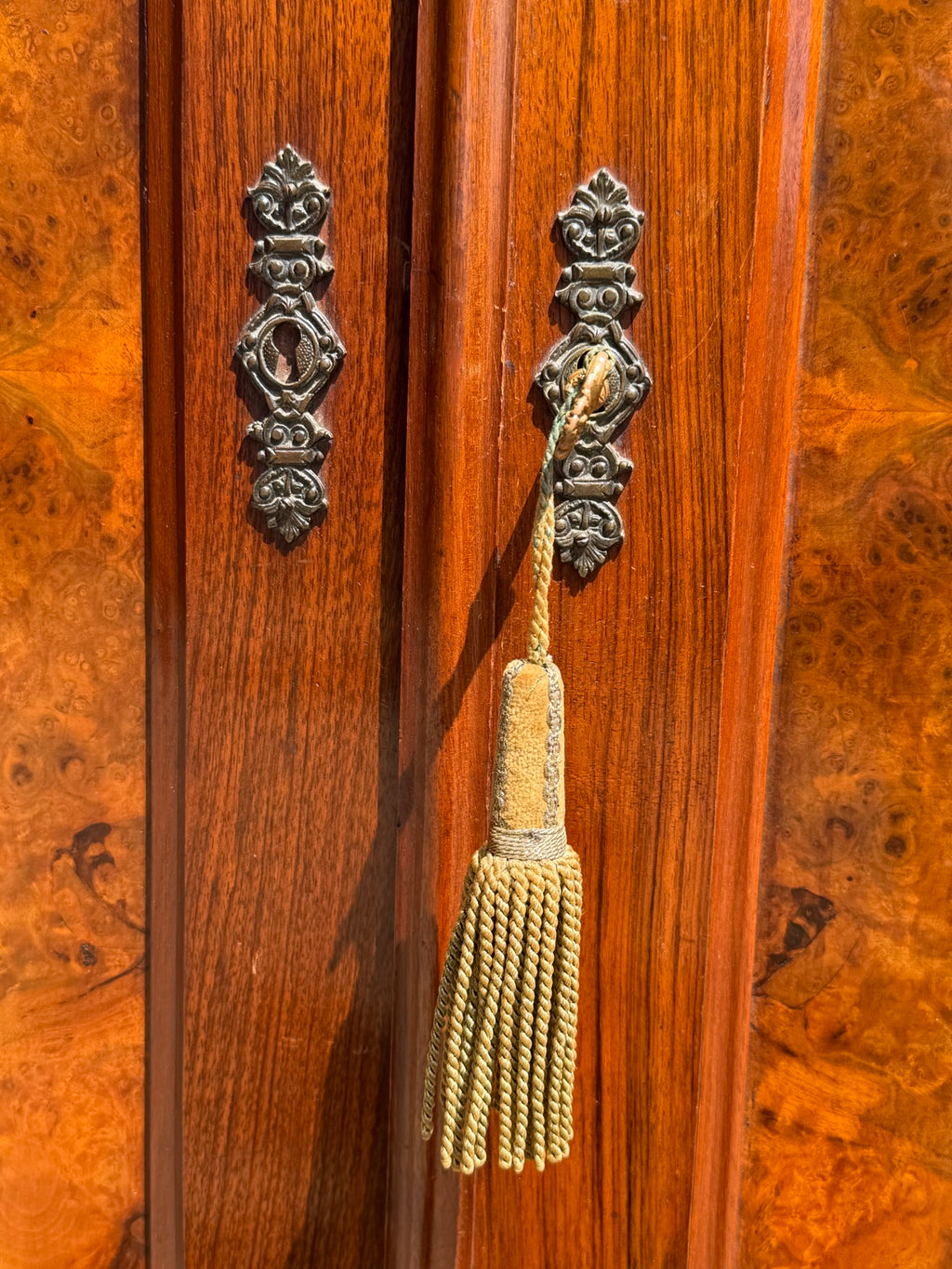 Vertiko Louis Philippe um 1860, Nussbaum und Wurzelnuss, mit Aufsatz