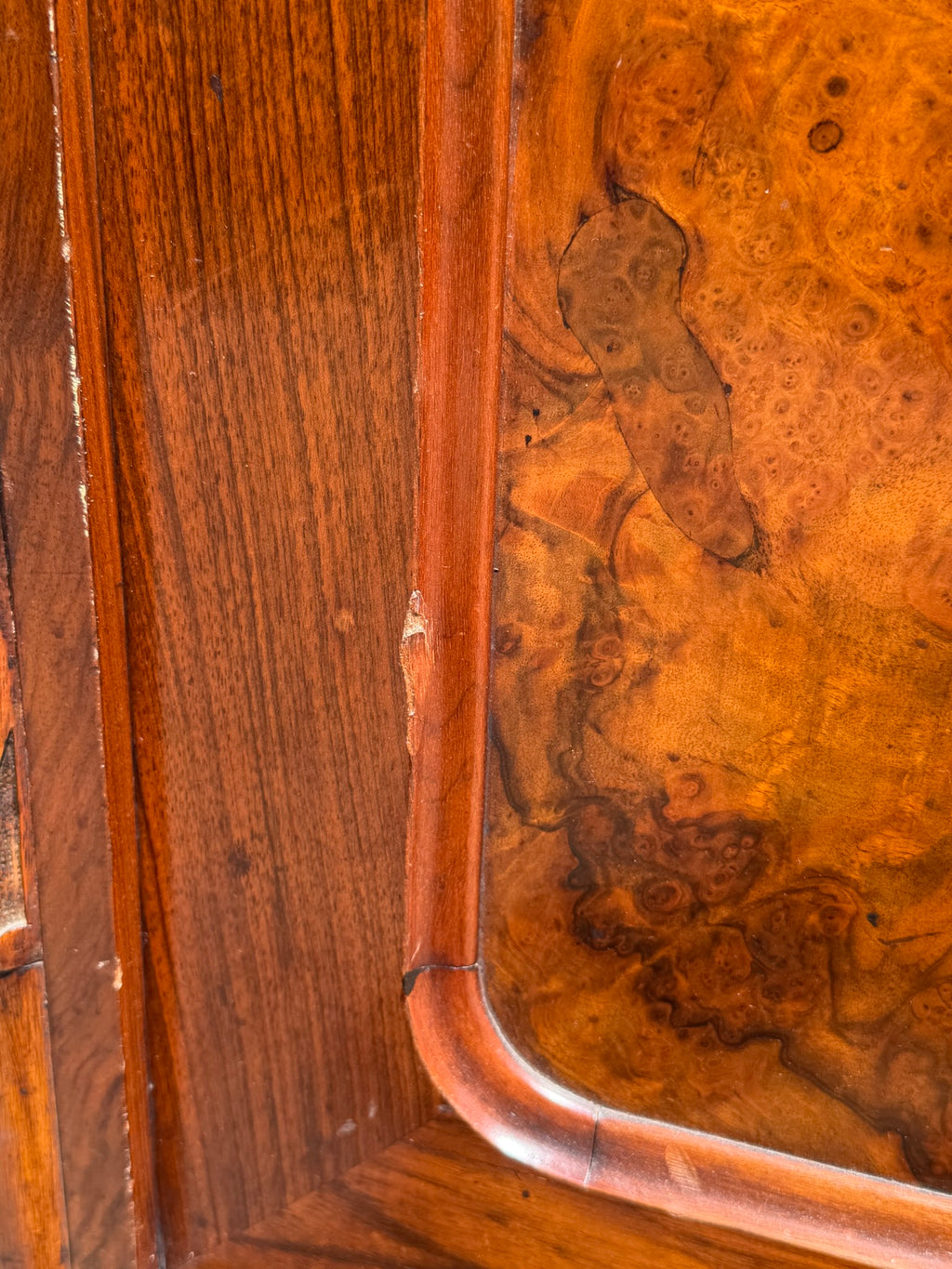 Vertiko Louis Philippe um 1860, Nussbaum und Wurzelnuss, mit Aufsatz