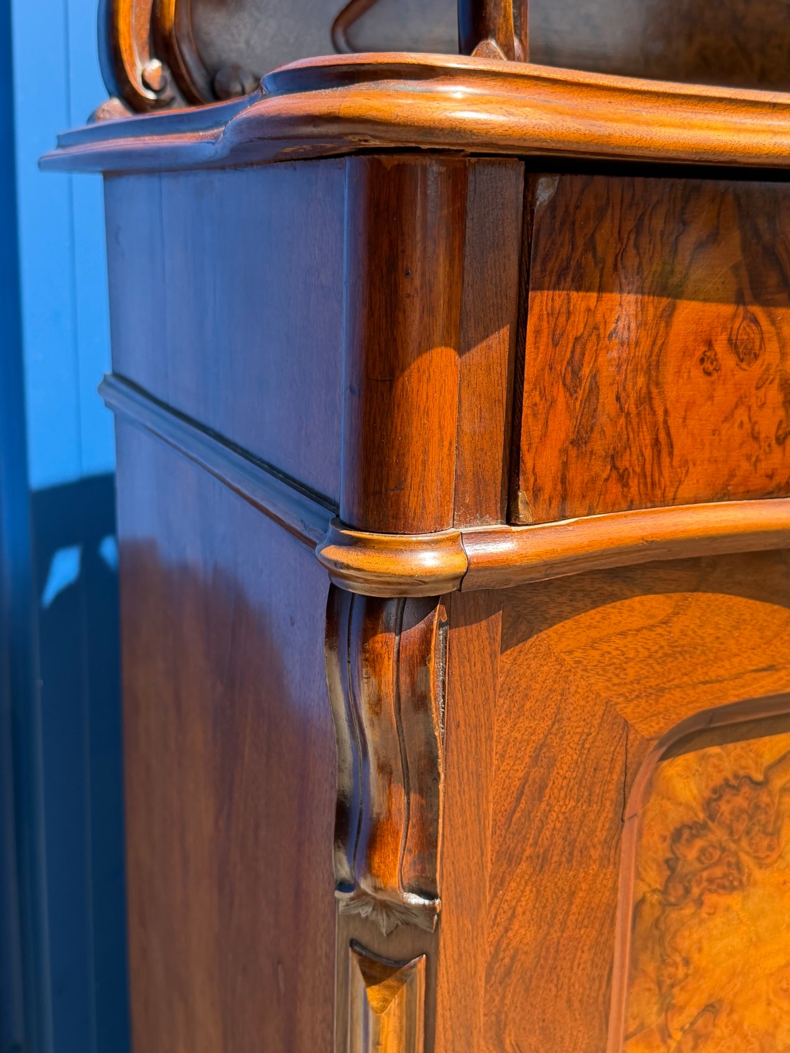 Vertiko Louis Philippe um 1860, Nussbaum und Wurzelnuss, mit Aufsatz