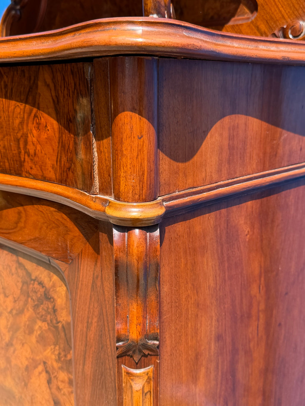 Vertiko Louis Philippe um 1860, Nussbaum und Wurzelnuss, mit Aufsatz