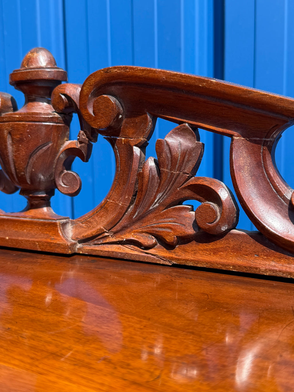 Vertiko Louis Philippe um 1860, Nussbaum und Wurzelnuss, mit Aufsatz