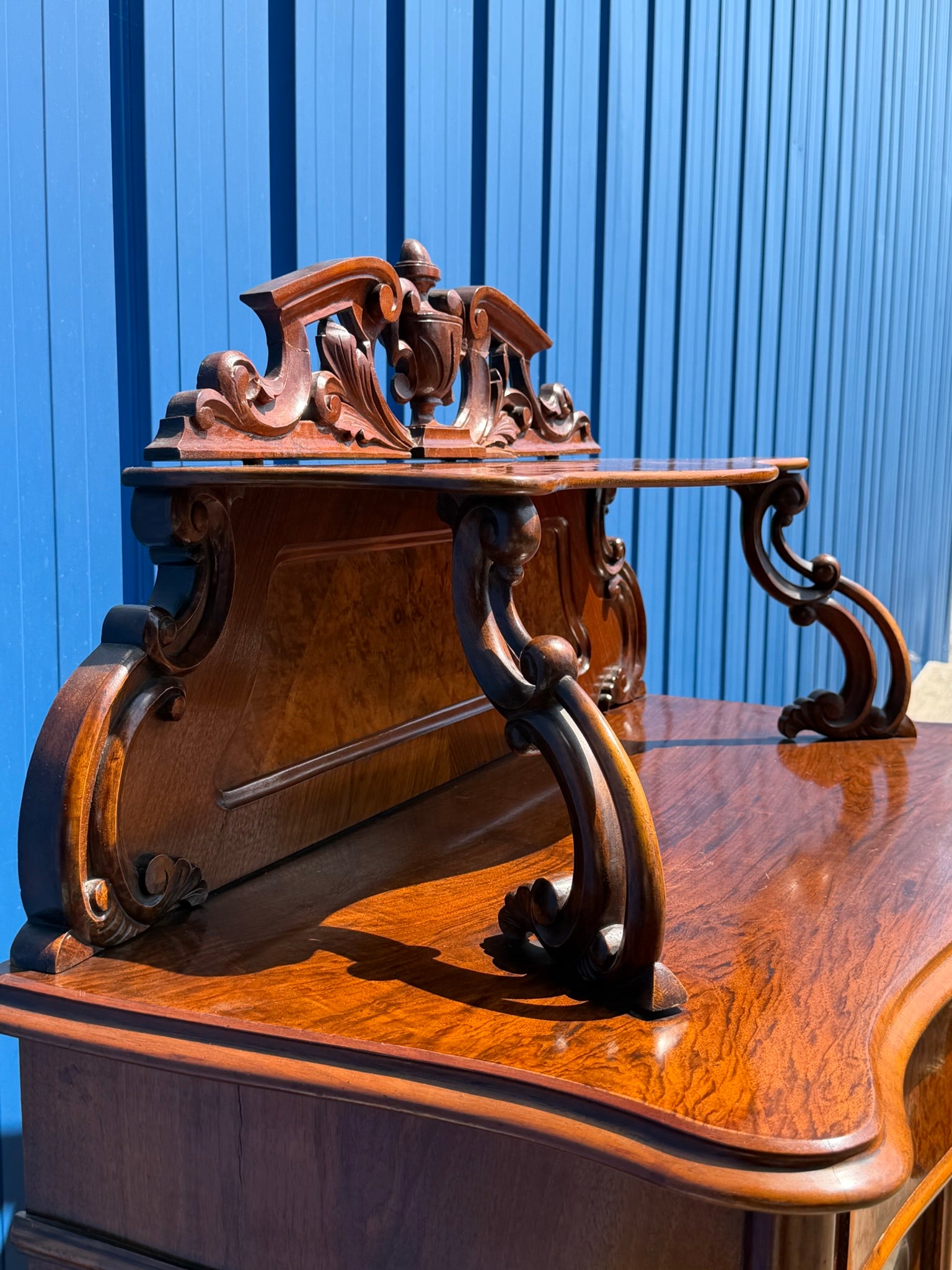 Vertiko Louis Philippe um 1860, Nussbaum und Wurzelnuss, mit Aufsatz