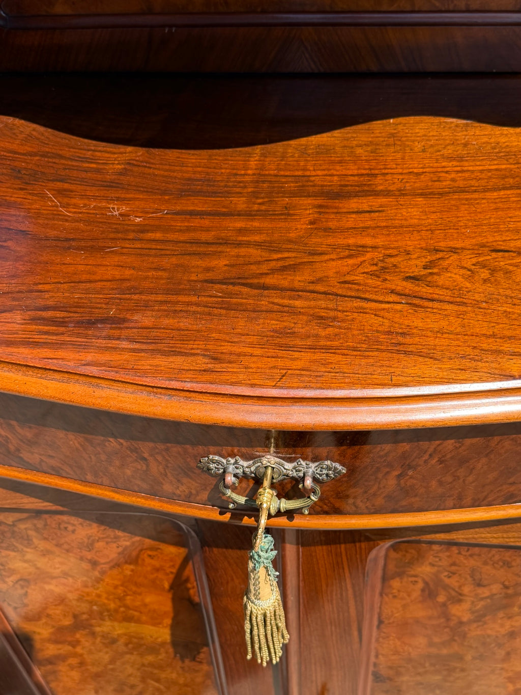 Vertiko Louis Philippe um 1860, Nussbaum und Wurzelnuss, mit Aufsatz
