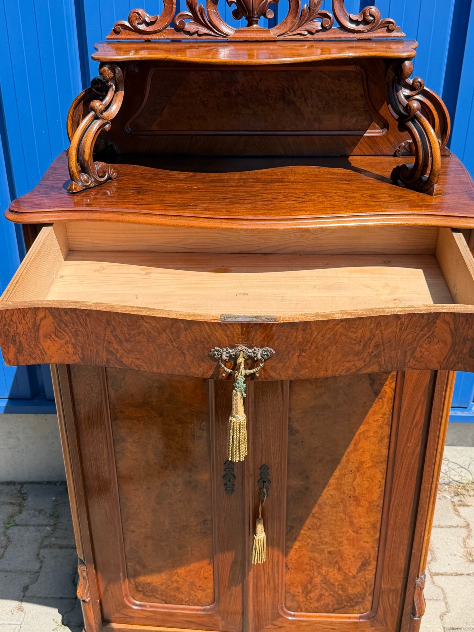 Vertiko Louis Philippe um 1860, Nussbaum und Wurzelnuss, mit Aufsatz