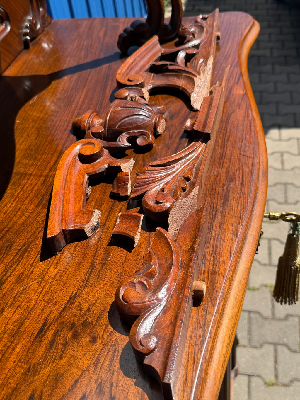 Vertiko Louis Philippe um 1860, Nussbaum und Wurzelnuss, mit Aufsatz