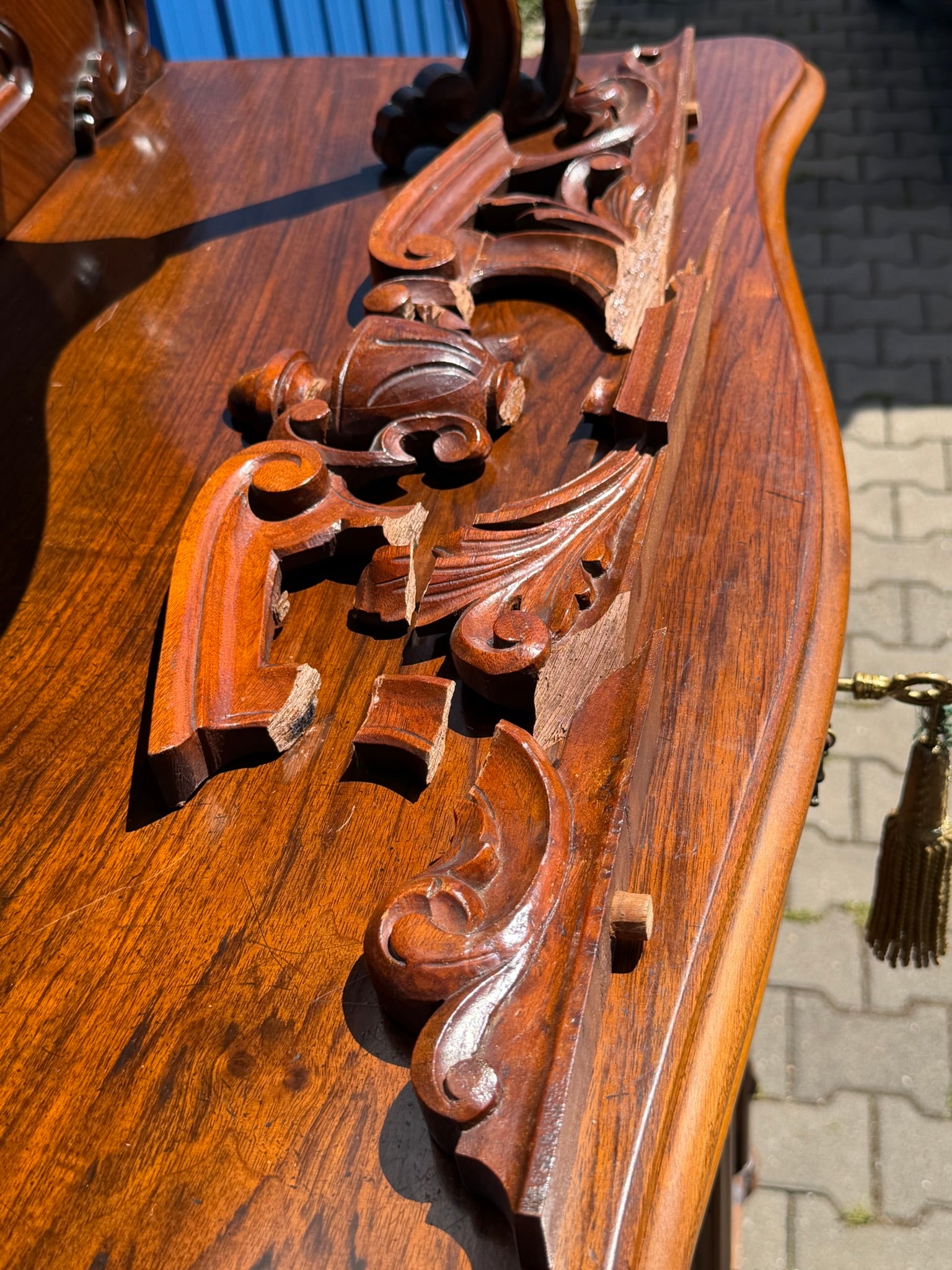 Vertiko Louis Philippe um 1860, Nussbaum und Wurzelnuss, mit Aufsatz