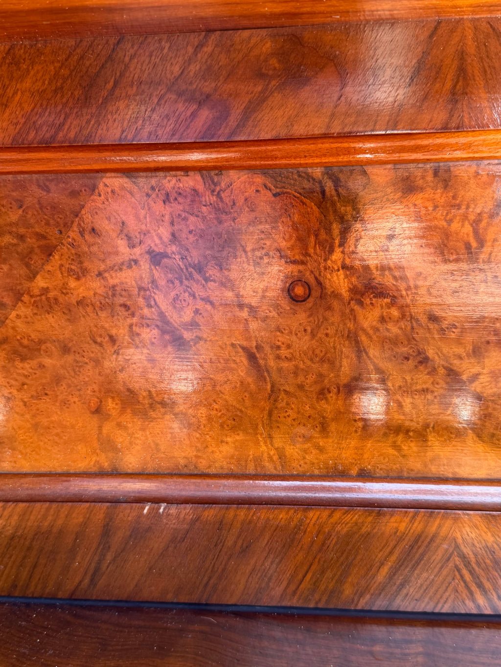 Vertiko Louis Philippe um 1860, Nussbaum und Wurzelnuss, mit Aufsatz