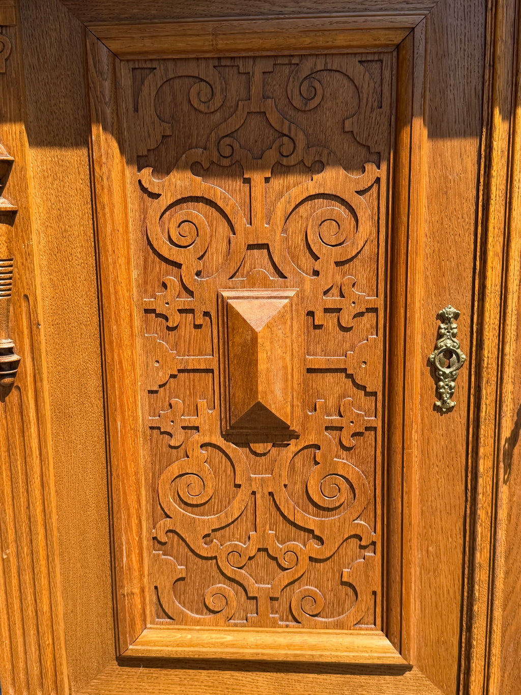 Vertiko Kredenz Eiche Gründerzeit um 1880, mit Etage und Schnitzwerk