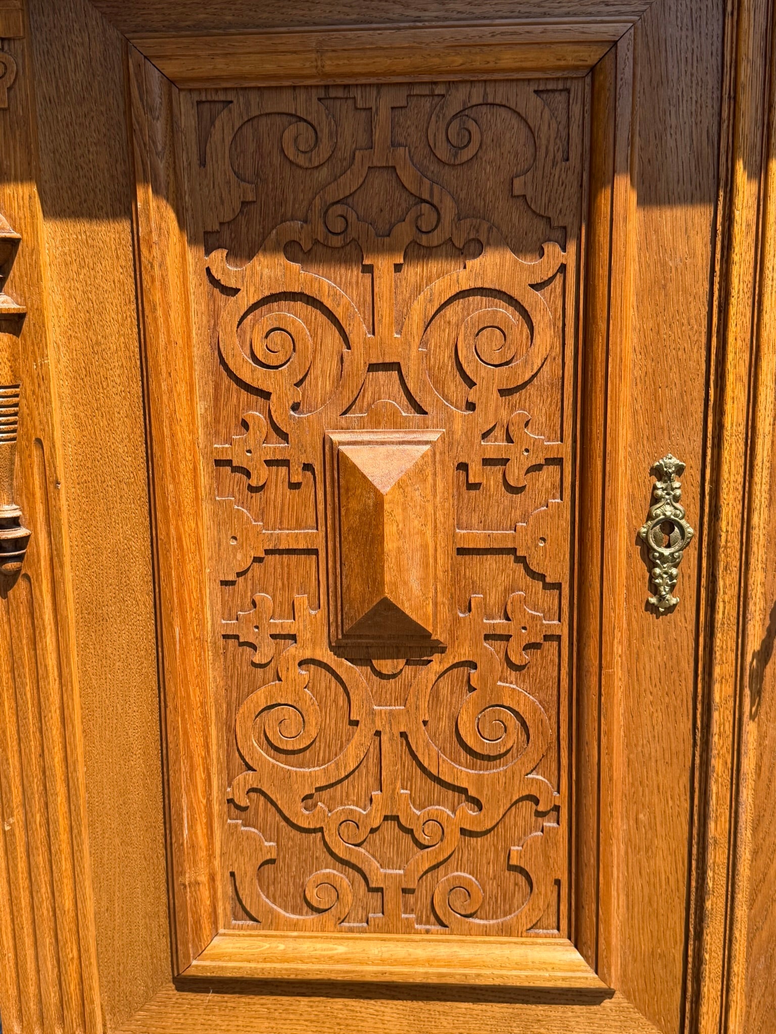 Vertiko Kredenz Eiche Gründerzeit um 1880, mit Etage und Schnitzwerk