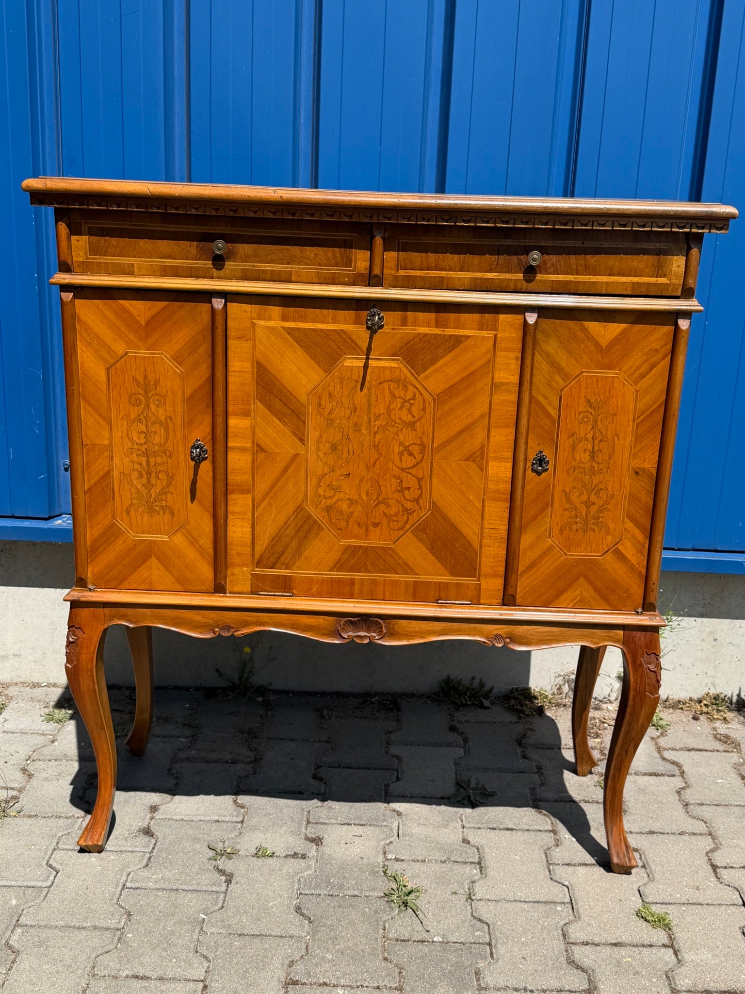 Antike Nussbaum-Kommode mit floraler Marketerie und Bronzebeschlägen – Barock/Queen-Anne-Stil