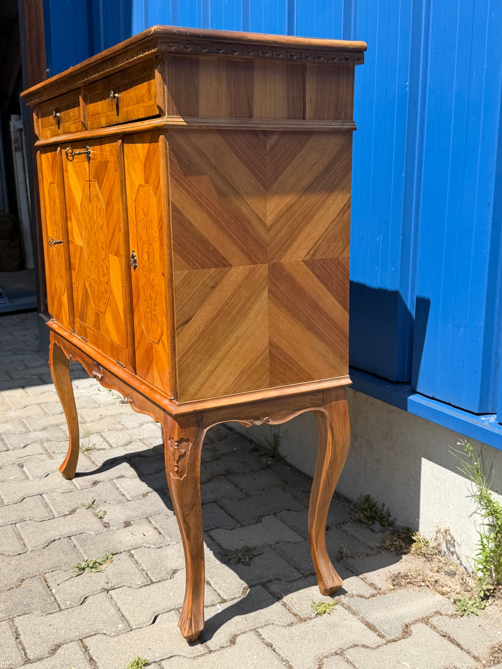 Antike Nussbaum-Kommode mit floraler Marketerie und Bronzebeschlägen – Barock/Queen-Anne-Stil
