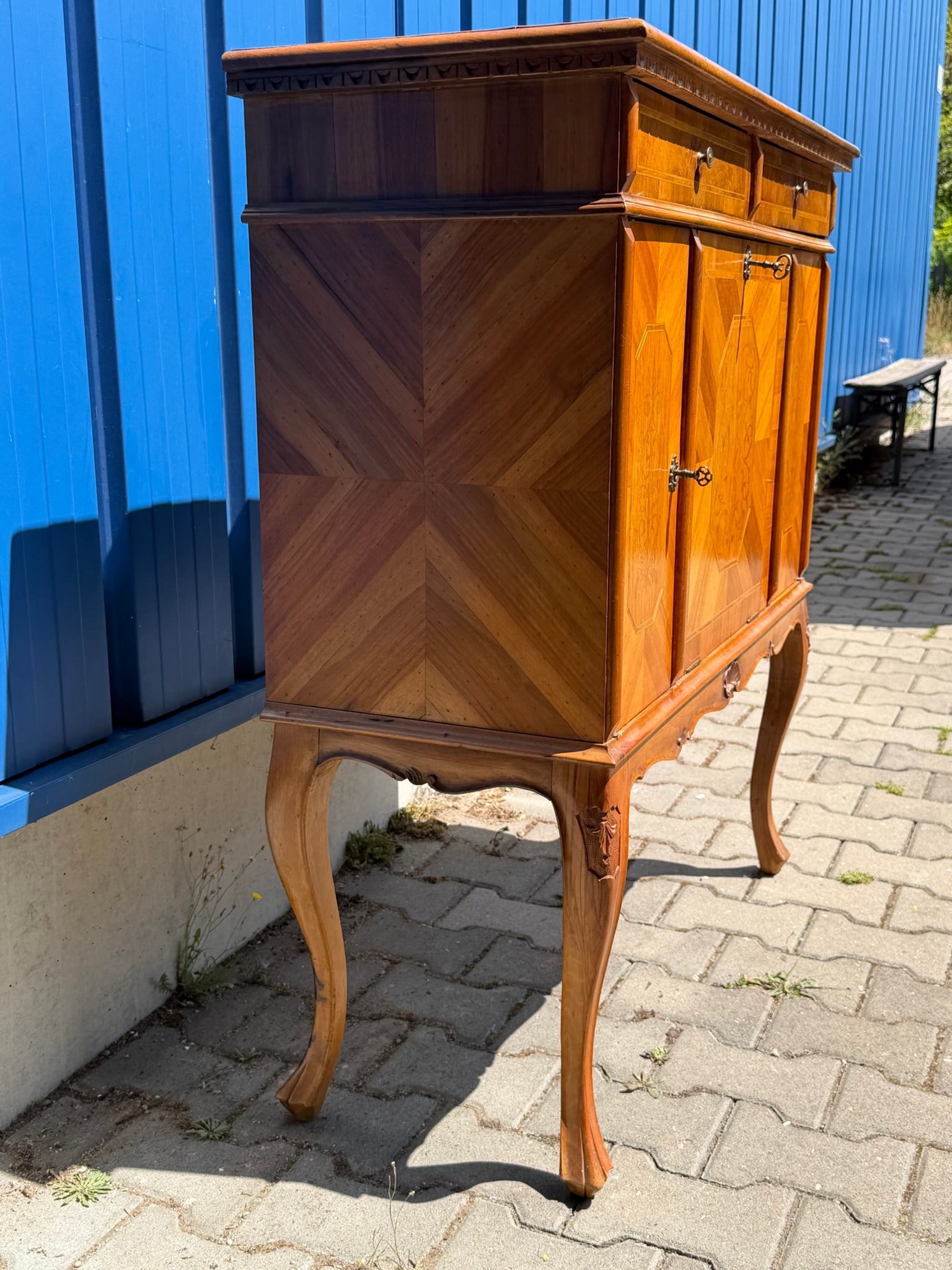 Antike Nussbaum-Kommode mit floraler Marketerie und Bronzebeschlägen – Barock/Queen-Anne-Stil