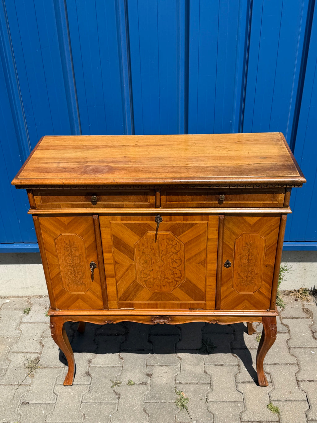 Antike Nussbaum-Kommode mit floraler Marketerie und Bronzebeschlägen – Barock/Queen-Anne-Stil