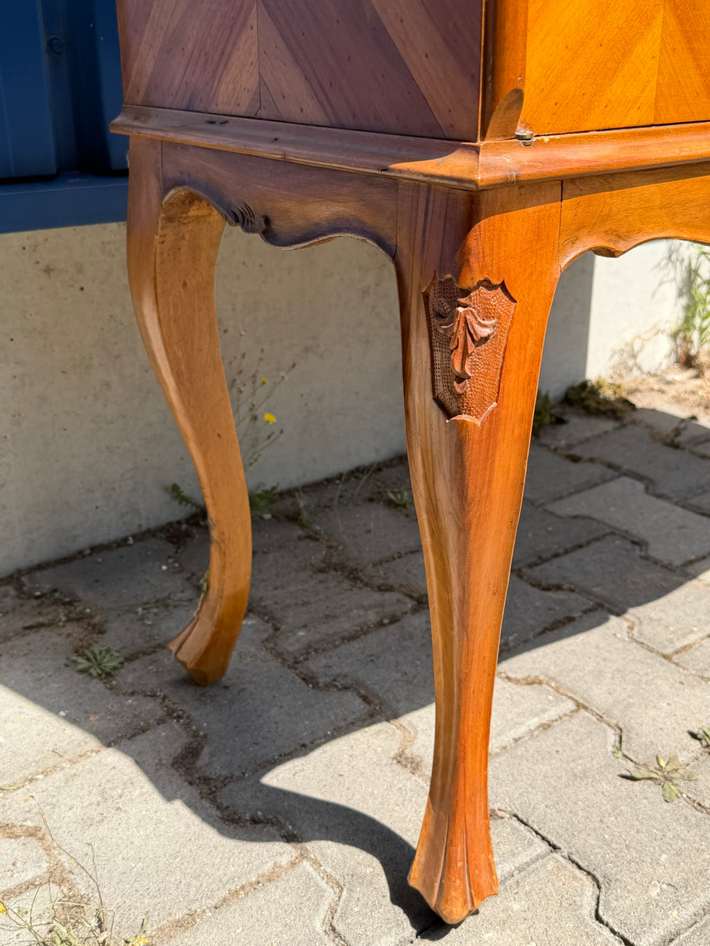Antike Nussbaum-Kommode mit floraler Marketerie und Bronzebeschlägen – Barock/Queen-Anne-Stil