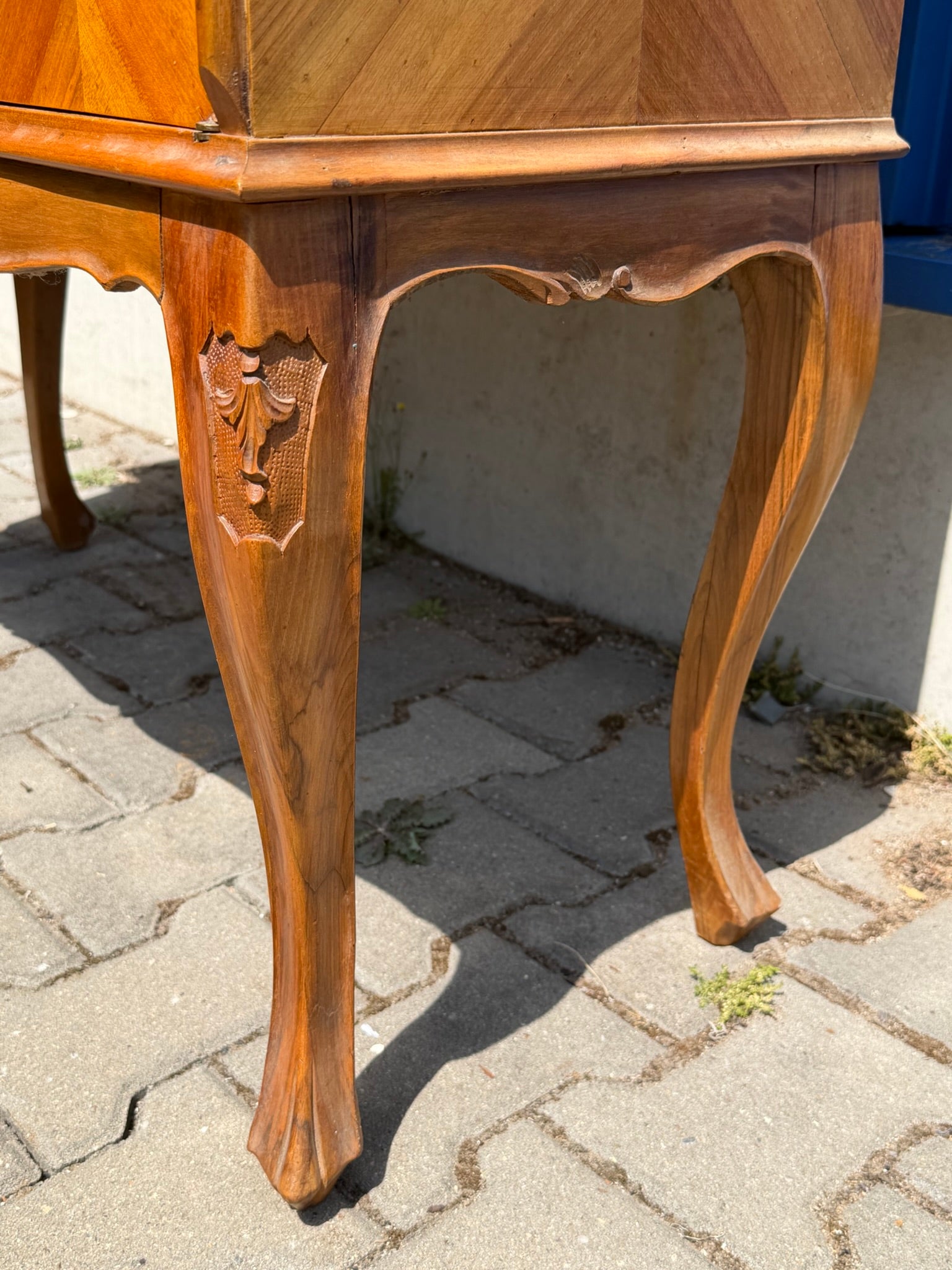 Antike Nussbaum-Kommode mit floraler Marketerie und Bronzebeschlägen – Barock/Queen-Anne-Stil