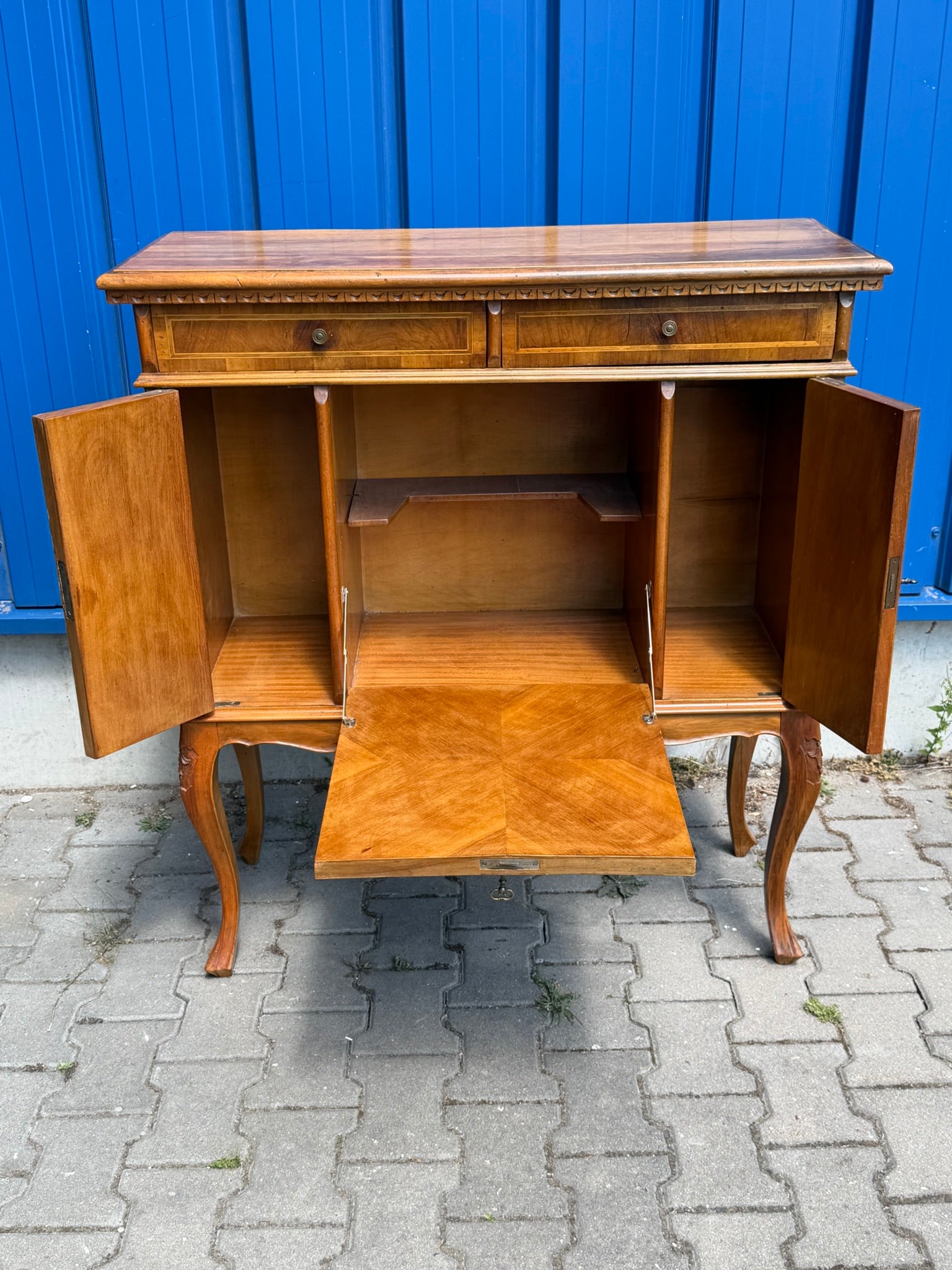 Antike Nussbaum-Kommode mit floraler Marketerie und Bronzebeschlägen – Barock/Queen-Anne-Stil