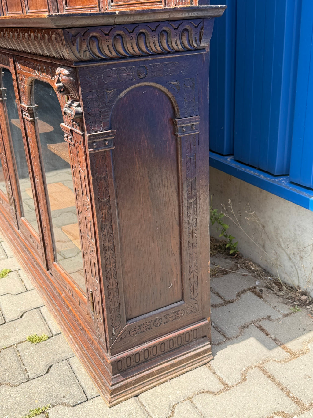 Vitrinenschrank Eiche Neorenaissance · Holland um 1880, geschnitzt