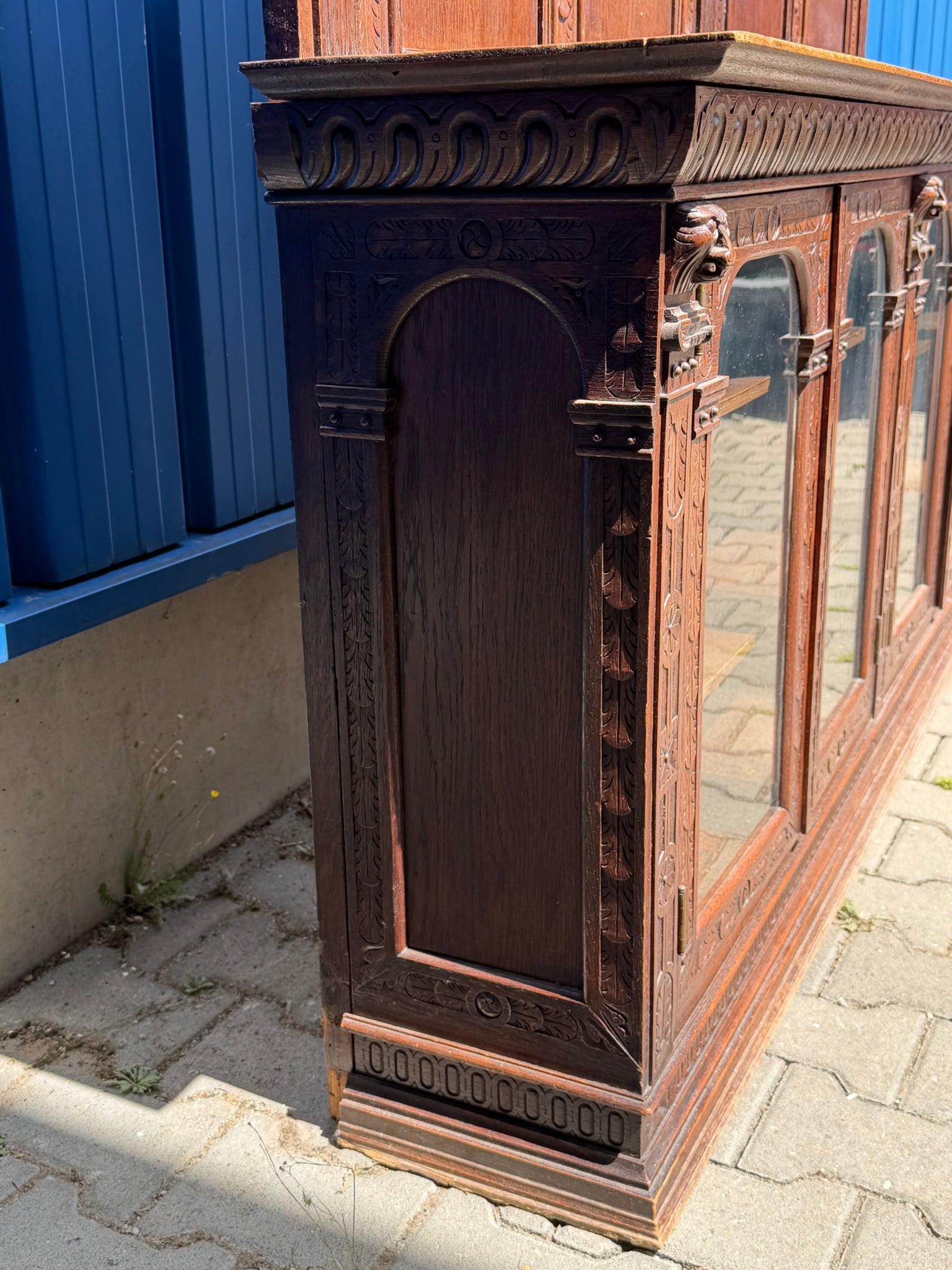 Vitrinenschrank Eiche Neorenaissance · Holland um 1880, geschnitzt