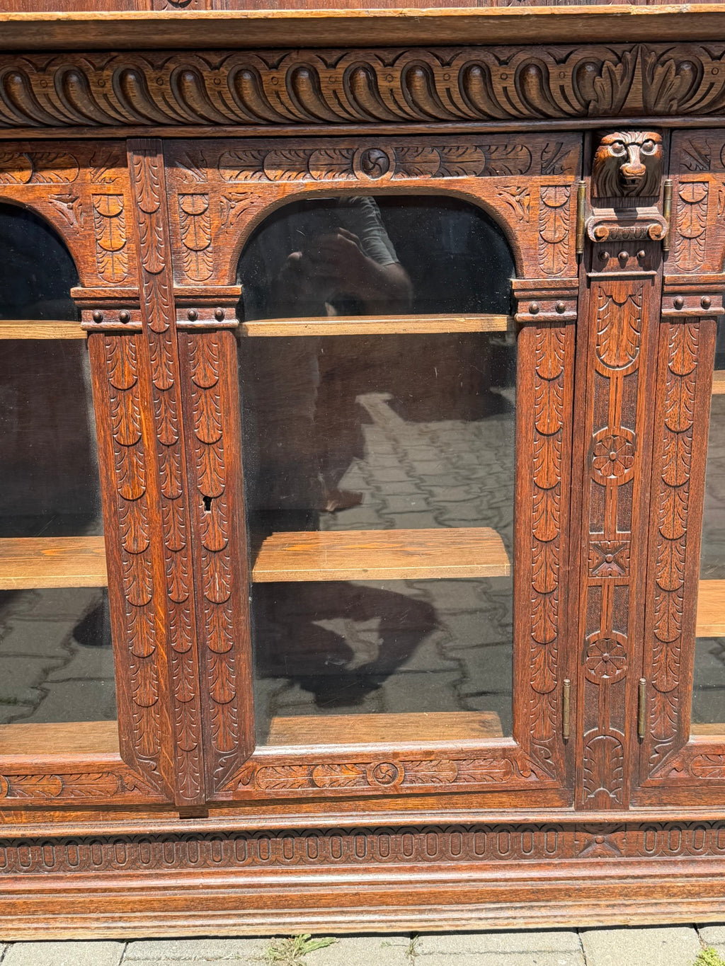 Vitrinenschrank Eiche Neorenaissance · Holland um 1880, geschnitzt