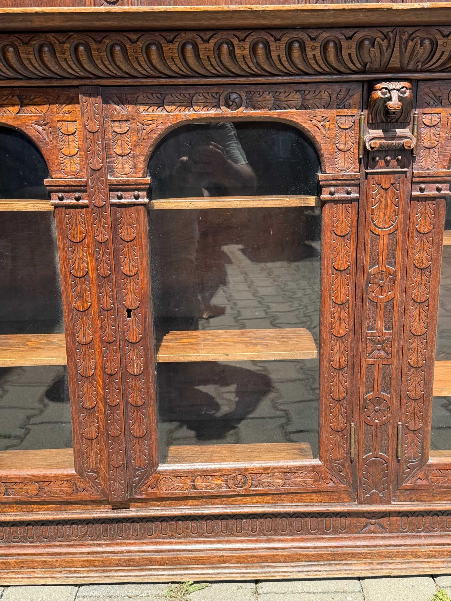Vitrinenschrank Eiche Neorenaissance · Holland um 1880, geschnitzt