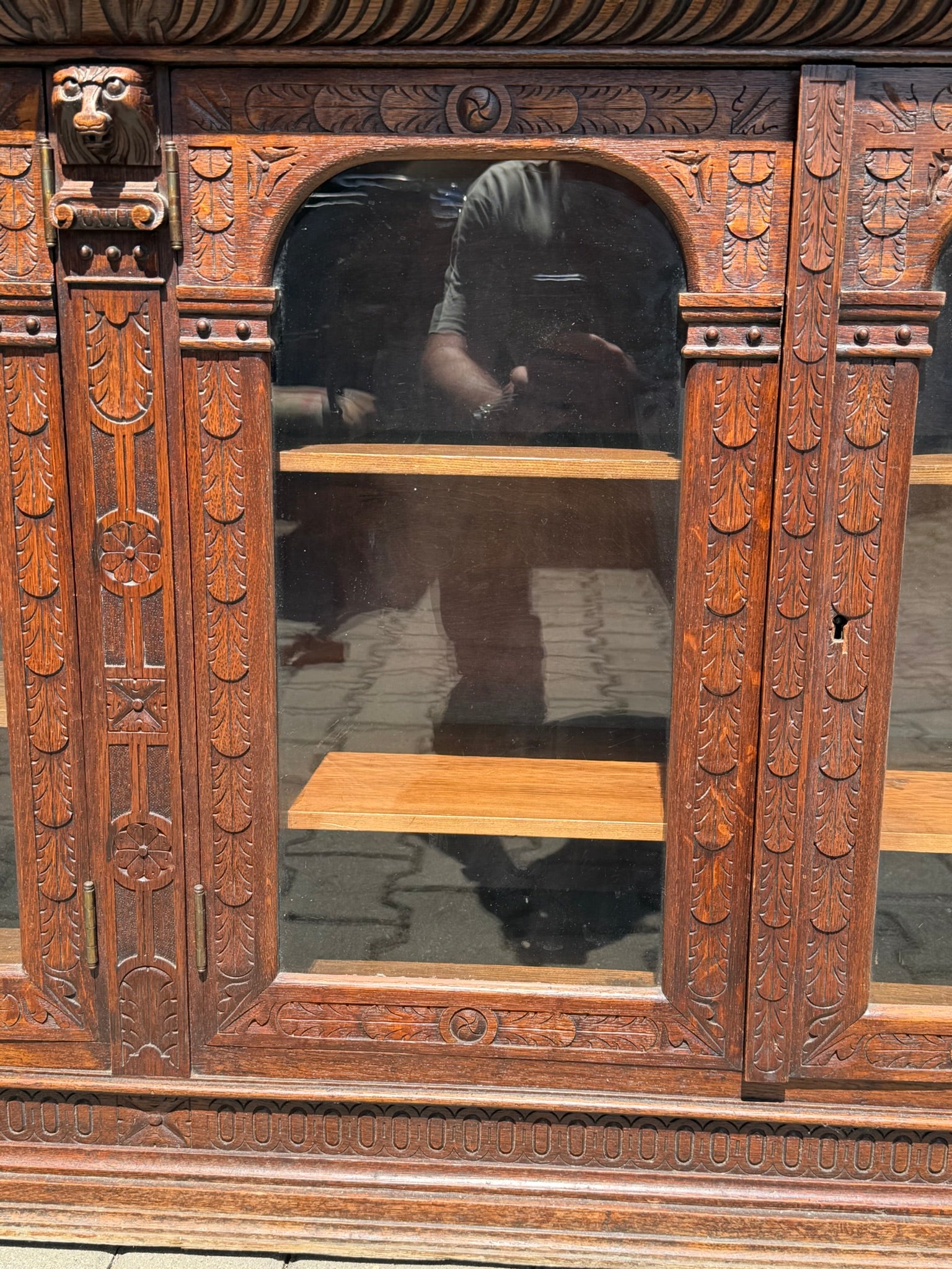 Vitrinenschrank Eiche Neorenaissance · Holland um 1880, geschnitzt