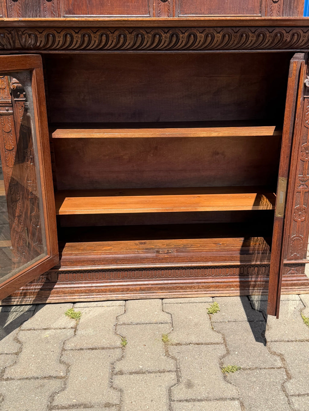 Vitrinenschrank Eiche Neorenaissance · Holland um 1880, geschnitzt