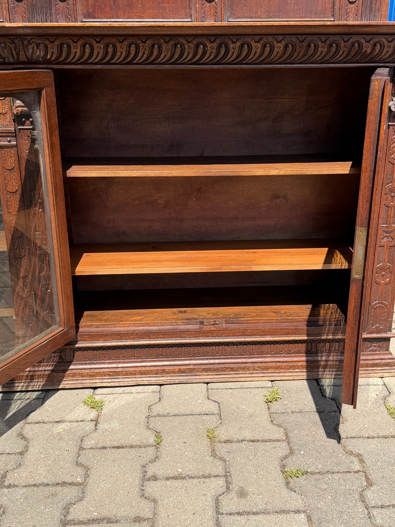 Vitrinenschrank Eiche Neorenaissance · Holland um 1880, geschnitzt