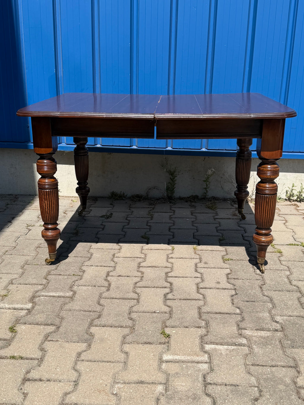 Ausziehbarer Esstisch aus Mahagoni im englischen Stil – Stilmöbel, 2. Hälfte 20. Jh.