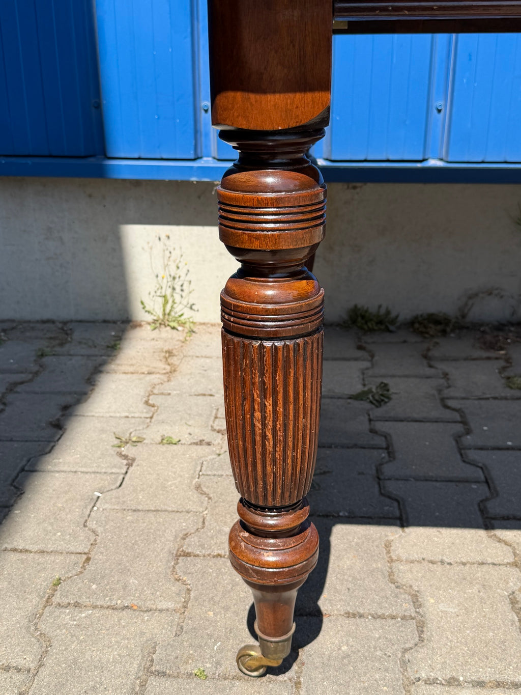 Ausziehbarer Esstisch aus Mahagoni im englischen Stil – Stilmöbel, 2. Hälfte 20. Jh.