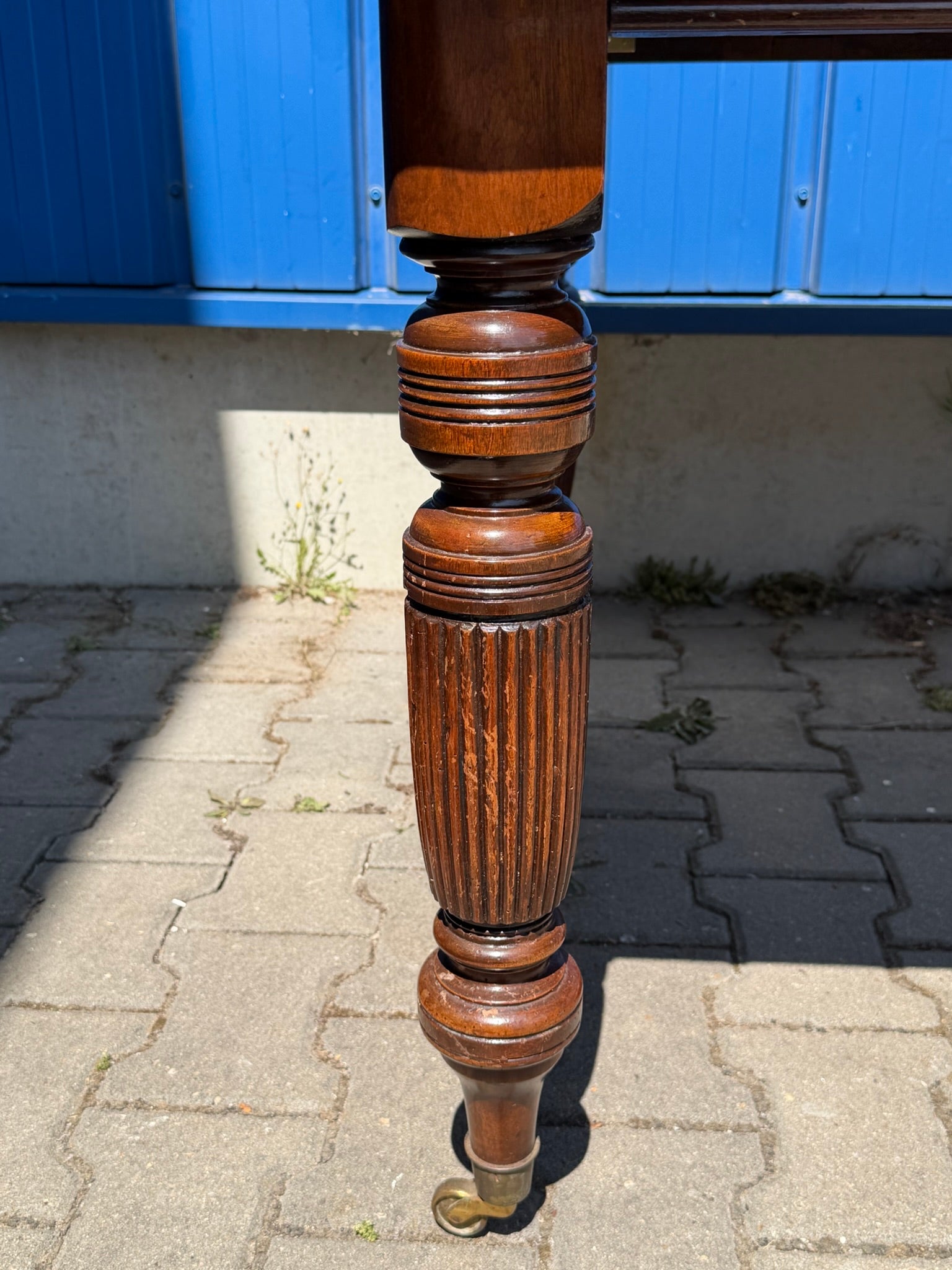 Ausziehbarer Esstisch aus Mahagoni im englischen Stil – Stilmöbel, 2. Hälfte 20. Jh.