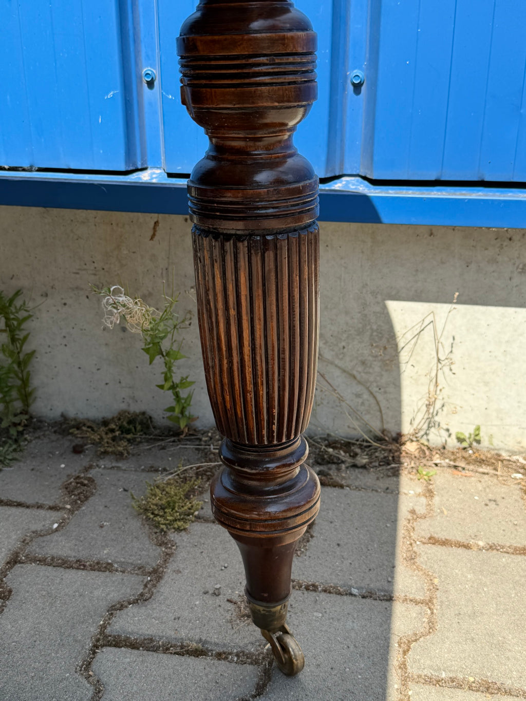 Ausziehbarer Esstisch aus Mahagoni im englischen Stil – Stilmöbel, 2. Hälfte 20. Jh.