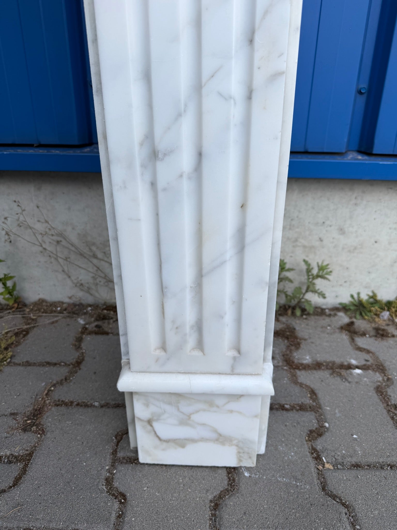 Antike Kaminumrandung / Kaminfassade – Kamin aus weißem Marmor, Louis XVI, um 1880–1920