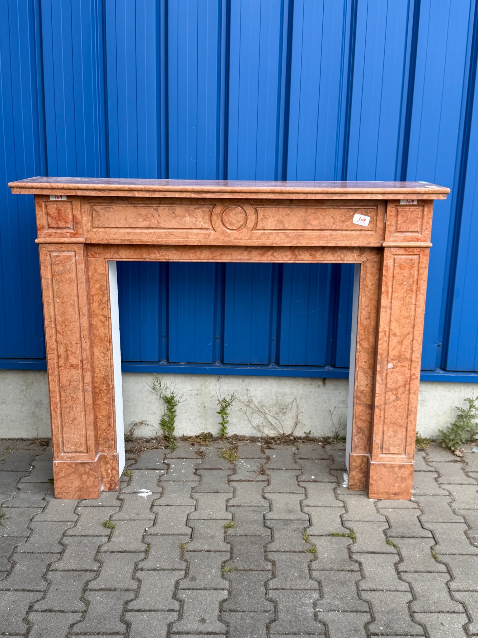 Antike Kaminumrandung / Kaminfassade – Kamin aus rotem Marmor, klassizistisch, um 1880–1920