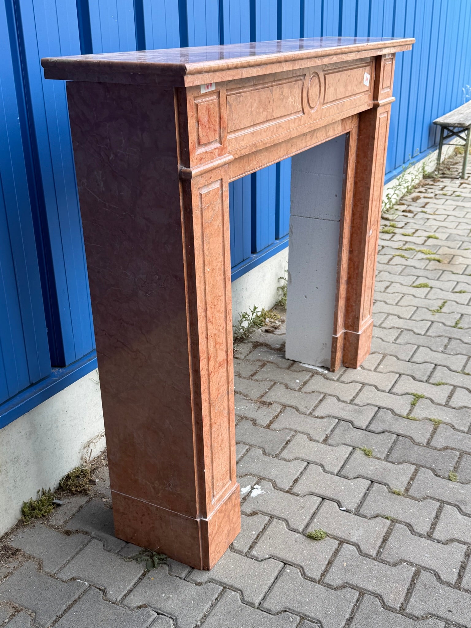 Antike Kaminumrandung / Kaminfassade – Kamin aus rotem Marmor, klassizistisch, um 1880–1920
