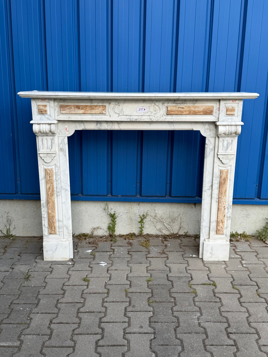 Antike Kaminumrandung / Kaminfassade – Kamin aus weißem Marmor mit Onyx-Einlagen, klassizistisch, um 1880–1920